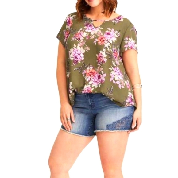 + TORRID Georgette Keyhole olive floral short sleeve blouse - Picture 3 of 6
